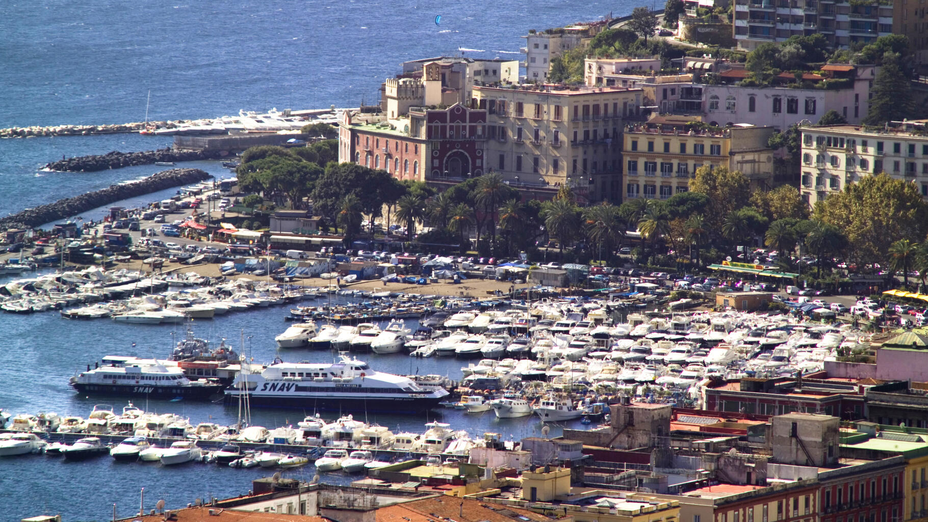 Il fait la taille d'un terrain de foot : pourquoi le yacht de Bernard  Arnault s'est fait recaler par le port de Naples 