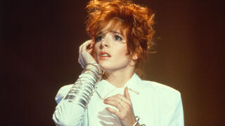 Mylène Farmer, ici en pleine performance à la télévision française dans les années 80.