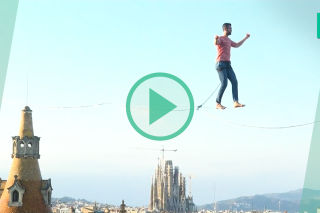 Le funambule français Nathan Paulin traverse le centre de Barcelone perché à 70 mètres de hauteur