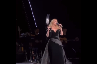 « Je vous mets au défi ! » : Adele met en garde ceux qui tenteraient de l’attaquer en concert