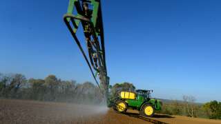 Photo d’illustration : un agriculteur français pulvérise l’herbicide glyphosate « Roundup 720 »dans le nord-ouest de la France, le 23 avril 2021.