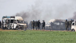 Des véhicules de gendarmerie incendiés en marge de la manifestation contre la construction de « méga bassines », à Sainte-Soline, le 25 mars 2023.