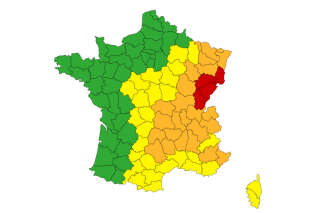 Météo-France place 5 départements en vigilance rouge et 23 en orange pour canicule et orages violents