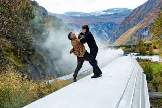 Esai Morales et Tom Cruise dans « Mission : Impossible Dead Reckoning - Partie 1 » se battant sur le toit d’un train en marche.