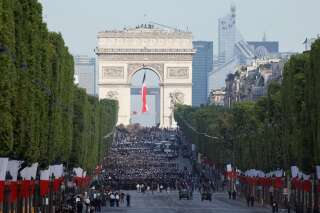 Cette demande en mariage sur les Champs-Élysées pour le 14-juillet n’a pas échappé aux caméras