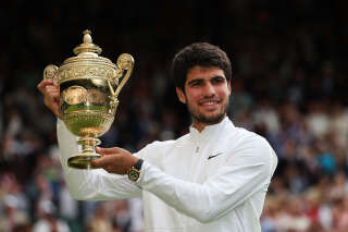 Alcaraz remporte Wimbledon après une finale de près de 5h contre Djokovic