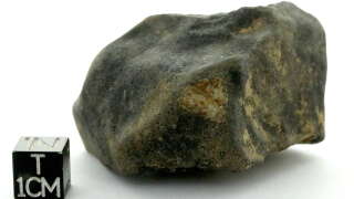 Voilà à quoi ressemble une « vraie » météorite. Celle-ci a été retrouvée en Normandie, à Saint-Pierre-le-Viger, en février 2023