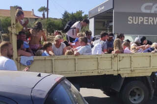 Sur l’île de Rhodes, touristes et habitants évacués et mis à l’abri pour échapper à un incendie