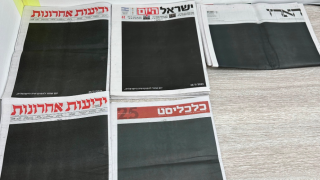 Sur ces différents titres de presse israéliens, un rectangle noir en guise de protestation contre le projet de réforme judiciaire du gouvernement Netanyahu.