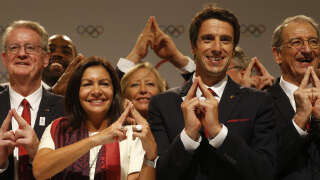 LIMA, PERU - SEPTEMBER 13: Paris Mayor Anne Hidalgo and Paris 2024 Bid Co-Chair and 3-time Olympic Champion Tony Estanguet make the Paris sign during a Paris 2024 press conference 131th IOC Session - 2024 & 2028 Olympics Hosts Announcement at Lima Convention Centre on September 13, 2017 in Lima, Peru. (Photo by Gabriel Rossi/Getty Images)