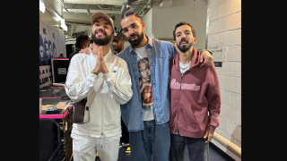 Une rencontre unique entre Bligflo et Oli et le chanteur Drake, où les deux rappeurs français ont eu l’occasion de lui remettre un joli cadeau.