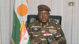 Le général Abdourahamane Tchiani, nouvel homme fort du Niger, s’exprimant à la télévision nationale et lisant une déclaration en tant que « président du Conseil national pour la sauvegarde de la patrie », après l’éviction du président élu Mohamed Bazoum.