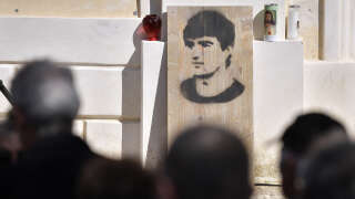 Un portrait d’Yvan Colonna devant l’église le jour de ses funérailles à Cargèse, le 25 mars 2022.