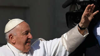 Le pape François salue son arrivée dans la voiture papamobile pour l’audience générale hebdomadaire du 7 juin 2023 sur la place Saint-Pierre au Vatican.
