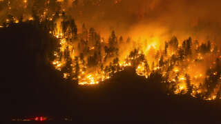 Au total, plus de 990 incendies ravagent le Canada, dont 613 jugés hors de contrôle. Photo d’illustration d’une ligne de front de feux de forêt dans la vallée de l’Okanagan, en Colombie-Britannique.