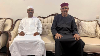 Après le sommet de la Cedeao, le président du Tchad a rencontré le président déchu du Niger Mohammed Bazoum (à droite) et partagé la première photo de lui depuis le putsch militaire dont il a été victime.