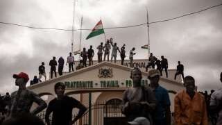 Lors d’un rassemblement à Niamey ce jeudi 3 août, des manifestants qui soutiennent les militaires putschites au Niger ont notamment brandit d’immenses drapeaux russes.