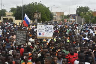 À quelques heures de l’expiration de l’ultimatum de la Cedeao contre les putschistes, l’éventualité d’une intervention militaire du Niger est toujours incertaine (photo d’illustration prise lors du manifestation contre la présence française à Niamey).