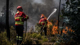 Firefighters battle a wildfire in Carrascal, Proenca a Nova on August 6, 2023. More than 1,000 firefighters battled a wildfire in central Portugal today as officials warned that thousands of hectares were at risk amid soaring temperatures across the country. (Photo by Patricia DE MELO MOREIRA / AFP)