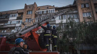 This handout photograph taken and released by Ukrainian Emergency Service on August 7, 2023 shows rescuers shows rescuers working outside a damaged residential building following Russian missiles strikes in Pokrovsk, Donetsk region, amid Russian invasion of Ukraine. (Photo by Handout / UKRAINIAN EMERGENCY SERVICE / AFP) / RESTRICTED TO EDITORIAL USE - MANDATORY CREDIT 