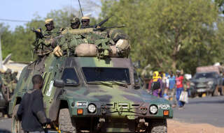 Ce jeudi 10 août, la Cedeao a annoncé déployer ses troupes pour rétablir l’ordre constitutionnel au Niger (photo d’illustration prise en 2017 en Gambie et montrant des soldats de la Cedeao dans un véhicule blindé).