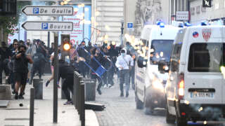 Des manifestants se heurtent aux CRS à Marseille, dans le sud de la France, le 30 juin 2023.
