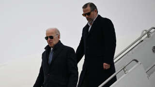 Joe Biden, accompagné de son fils Hunter Biden, arrive à la base de la Garde nationale aérienne de Hancock Field à Syracuse, dans l’État de New York, le 4 février 2023.