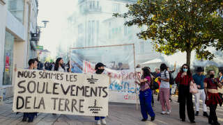 Des manifestants participent à une manifestation contre la dissolution du mouvement écologiste « Les Soulevements de la Terre » à Angoulême, dans l’ouest de la France, le 19 avril 2023.