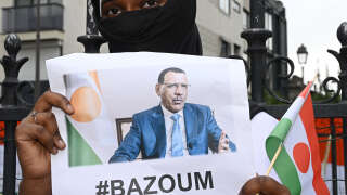 Une femme tient l’image du président nigérien déchu Mohamed Bazoum, 63 ans, détenu avec sa famille dans sa résidence officielle de Niamey depuis le 26 juillet.