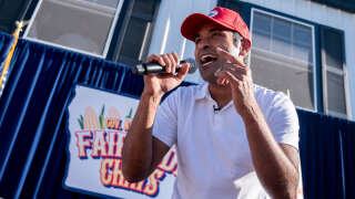 L’entrepreneur américain et candidat à l’élection présidentielle de 2024 Vivek Ramaswamy rappe, lors de la foire d’État de l’Iowa à Des Moines, dans l’Iowa, le 12 août 2023.