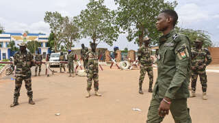 Des soldats nigériens lors d’une manifestation pro putschistes à Niamey le 11 août près d’une base militaire française.
