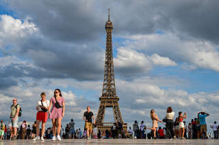 Ce jeudi 17 août, un homme a été interpellé à Paris après avoir escaladé puis sauté en parachute de la tour Eiffel (photo d’illustration prise le 16 août).