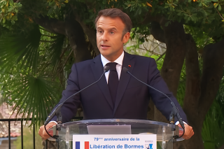 Depuis Bormes-les-Mimosas, Macron en appelle aux valeurs et lance un message d’unité