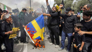 Fin juillet, des manifestants brûlent un drapeau suédois lors d’une manifestation à Téhéran. Un signe de protestation et de colère après l’incendie d’un exemplaire du Coran en Suède.
