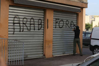Un militant nationaliste taguant le slogan « Arabi Fora » signifiant « Les Arabes dehors » à la cité des Cannes à Ajaccio ce jeudi 17 août.
