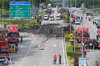 Les images impressionnantes du crash d’avion qui a fait 10 morts sur une route de Malaisie