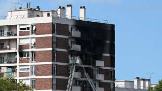 Les pompiers au 9e étage d’un immeuble résidentiel après un incendie, à L’Île-Saint-Denis, en Seine-Saint-Denis, le 19 août 2023.