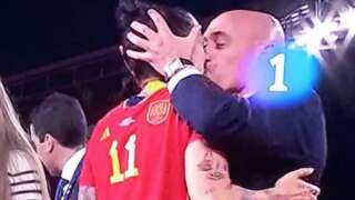 El beso de la jugadora Jenny Hermoso por parte de Luis Rubiales, presidente de la federación, tras la coronación de la Roja