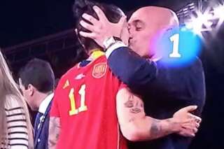 Une joueuse embrassée de force sur la bouche par le président de la fédé espagnole après le sacre