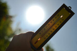 Thermometer displays a temperature over 36 ° C this afternoon in Normandy.
The heat wave continues to intensify in France and the TV Weather Channel has just launched a red alert for 20 departments in the North of France for the exceptional and unprecedented intensity of heat expected tomorrow, Thursday July 25, with temperatures  reaching or exceeding 40 ° C in the shade.
On Wednesday, July 24, 2019, in Caen, Normandy, France. (Photo by Artur Widak/NurPhoto via Getty Images)