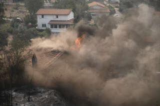 Esta foto tomada el 22 de agosto de 2023 muestra una casa en llamas durante un incendio forestal en Avanta, cerca de Alexandroupoli, en el norte de Grecia.  (Foto por Sakis MITROLIDIS / AFP)