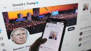 Donald Trump a publié  sa photo d’identité judiciaire sur X (Twitter), le 24 août, après son arrestation en Géorgie. Ce message marque le retour de l’ancien président  sur le réseau social.