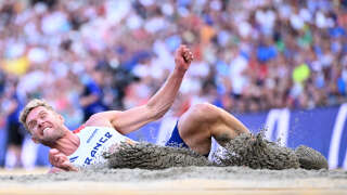 Le Français Kevin Mayer au décathlon de saut en longueur masculin lors des Championnats du monde d’athlétisme au Centre national d’athlétisme de Budapest le 25 août 2023.