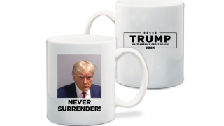 La tasse avec le « mugshot » de Donald Trump, vendu sur un site soutenant l’ancien président inculpé dans quatre affaires criminelles.