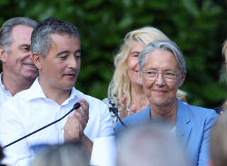 Le ministre de l’Intérieur Gérald Darmanin applaudit Elisabeth Borne lors de sa rentrée politique de Tourcoing, le 27 août 2023 (Photo by FRANCOIS LO PRESTI / AFP)