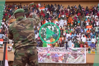 Au Niger, des milliers de partisans des putschistes se réunissent après un ultimatum à la France
