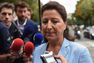 Former Health Minister Agnes Buzyn, who resigned in mid-February 2020 at the start of the Covid-19 epidemic, answers to journalists upon her arrival at the Court of Justice of the Republic (CJR), and could face charges over her handling of the Covid-19 crisis, in Paris on September 10, 2021. (Photo by Lucas BARIOULET / AFP)