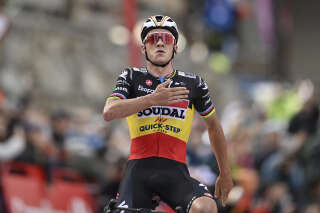Sur le Tour d’Espagne, Evenepoel a fêté sa victoire d’étape avec une violente collision et un visage en sang