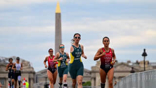 A un an des Jeux paralympiques à Paris, l’athlète australienne Sally Pilbeam court avec l’Obélisque de la Concorde en arrière-plan lors du Triathlon Para Mondial 2023.
