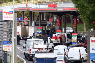 Motorists queue for fuel at a gas station in Paris on October 13, 2022, as filling stations across France are low on petrol as a pay-related strike by workers at energy giant TotalEnergies entered its third week despite government pressure to negotiate. Striking French oil refinery employees have voted to maintain blockades now in their third week, despite a government order for some of them to return to work in a bid to get fuel supplies flowing. The industrial action to demand pay hikes has paralysed six out of the seven fuel refineries in France, leading to shortages of petrol and diesel exacerbated by panic-buying from drivers. (Photo by Alain JOCARD / AFP)